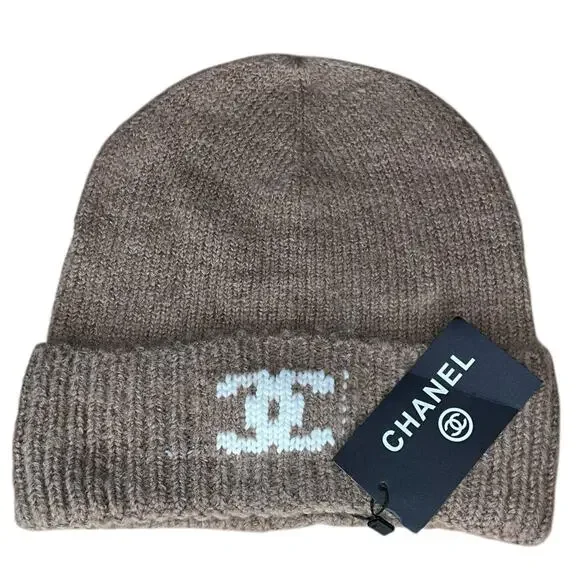 Luxury Beanie – Timeless Winter Accessory